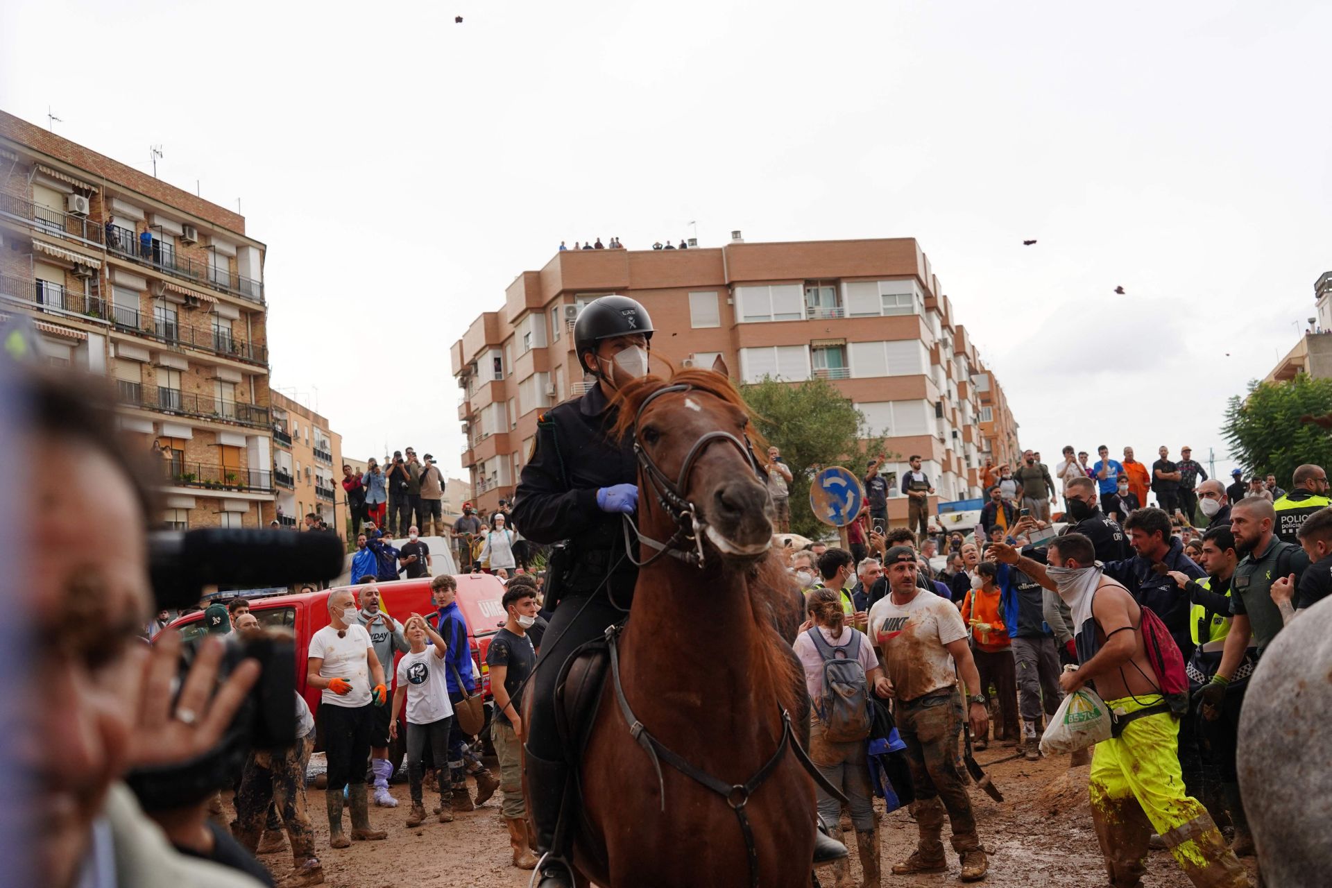 Las imágenes de la indignación ciudadana: los valencianos increpan y lanzan barro al Rey, Sánchez y Mazón