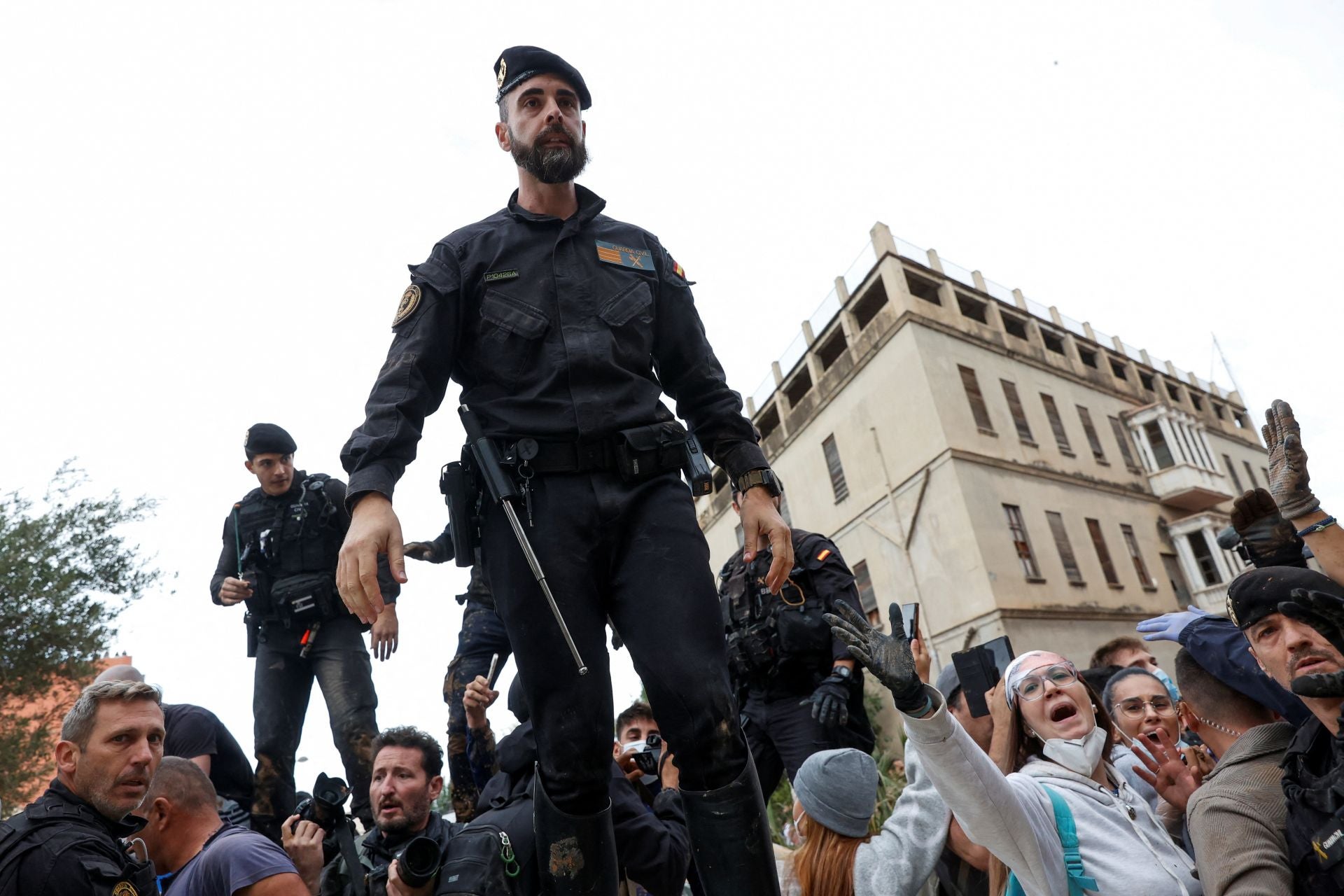 Las imágenes de la indignación ciudadana: los valencianos increpan y lanzan barro al Rey, Sánchez y Mazón