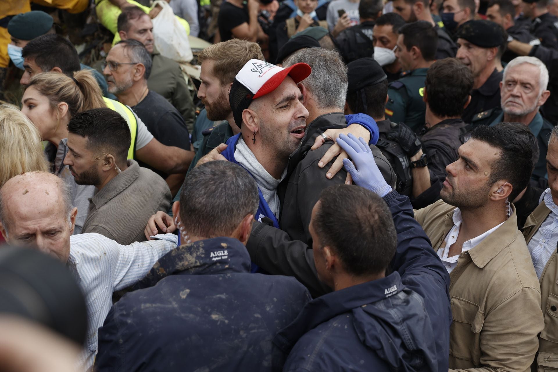 Las imágenes de la indignación ciudadana: los valencianos increpan y lanzan barro al Rey, Sánchez y Mazón
