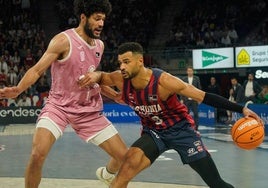 Luwawu-Cabarrot intenta buscarse la posición ante un jugador del Joventut.