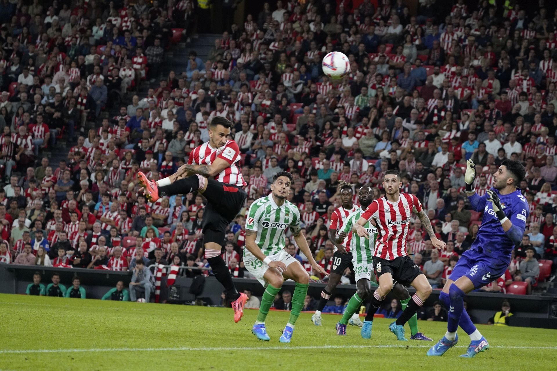Berenguer remata de cabeza en el partido de este domingo, en el que ha conseguido anotar un tanto.