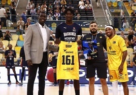 Khalifa Diop recibe un homenaje en su regreso a Gran Canaria