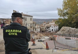 Un guardia civil este domingo vigilando frente a la zona afectada por la riada en Letur.