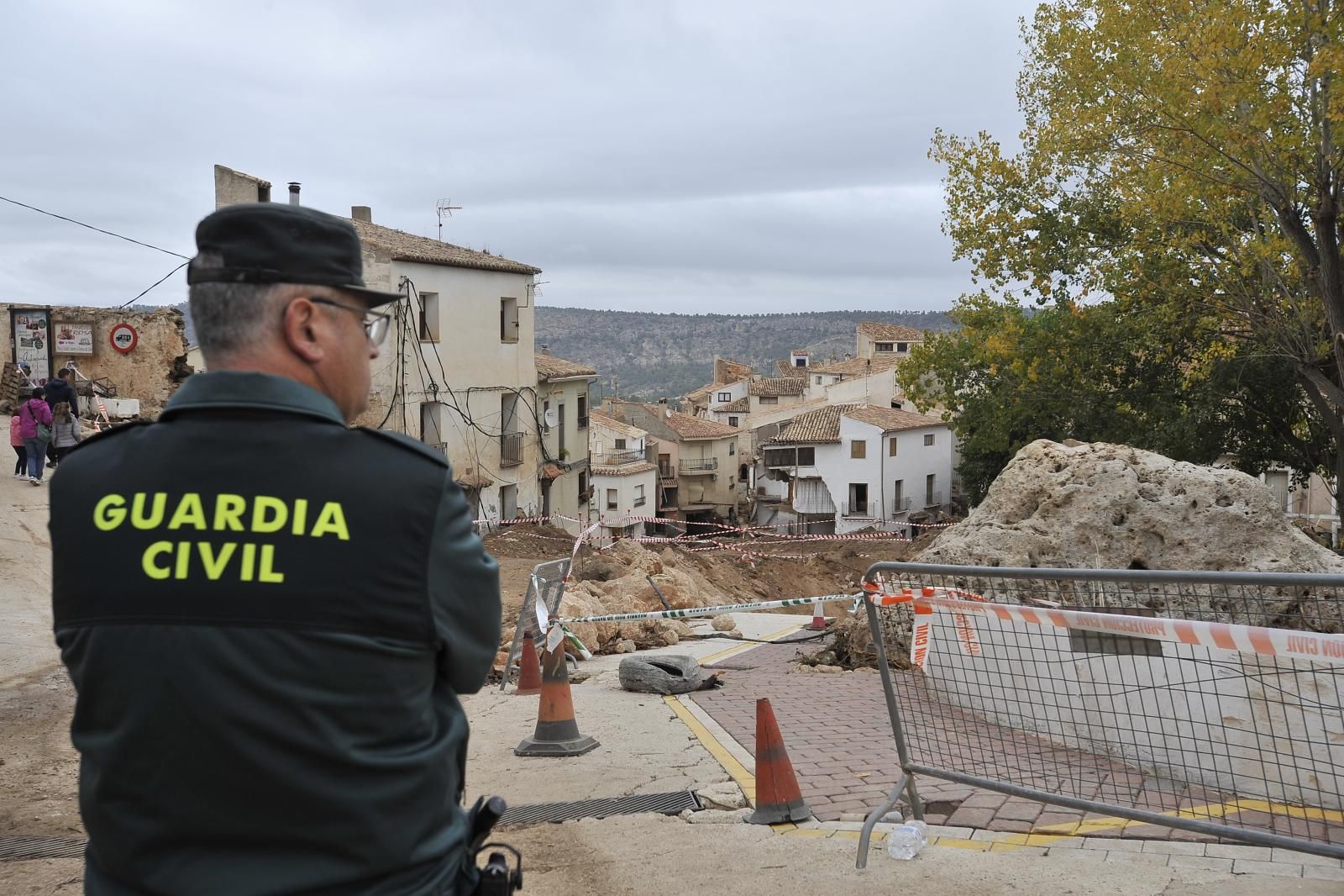 Un guardia civil este domingo vigilando frente a la zona afectada por la riada en Letur.