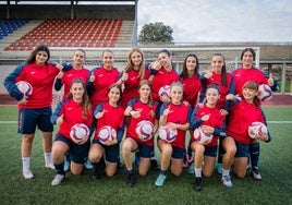 Las futbolistas del Nanclares cadete posan en la sesión de fotos realizada por ELCORREO.