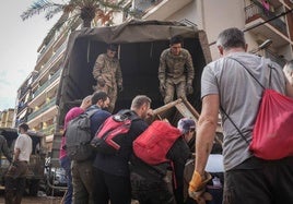 Varios militares ofrecen ayuda en una zona afectada por la DANA.