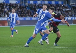 Adrián Pica pugna con Dani Rodríguez por el balón, con el apoyo de Abqar.