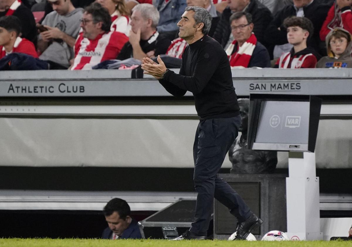 Ernesto Valverde anima a sus jugadores tras una ocasión fallada.