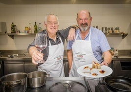 José Luis Vallecillo, a la izquierda, y Iosu Fernández de Larrinoa en la cocina de Errementeri. Abajo, el burrito con alubia arrocina alavesa y gallina junto al plato de bacalao con salsa de boletus.