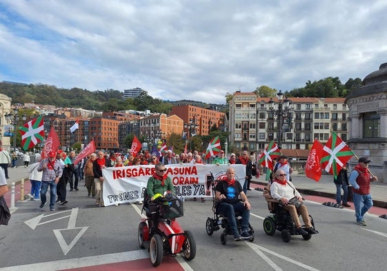 La manifestación recorre el puente del Ayuntamiento