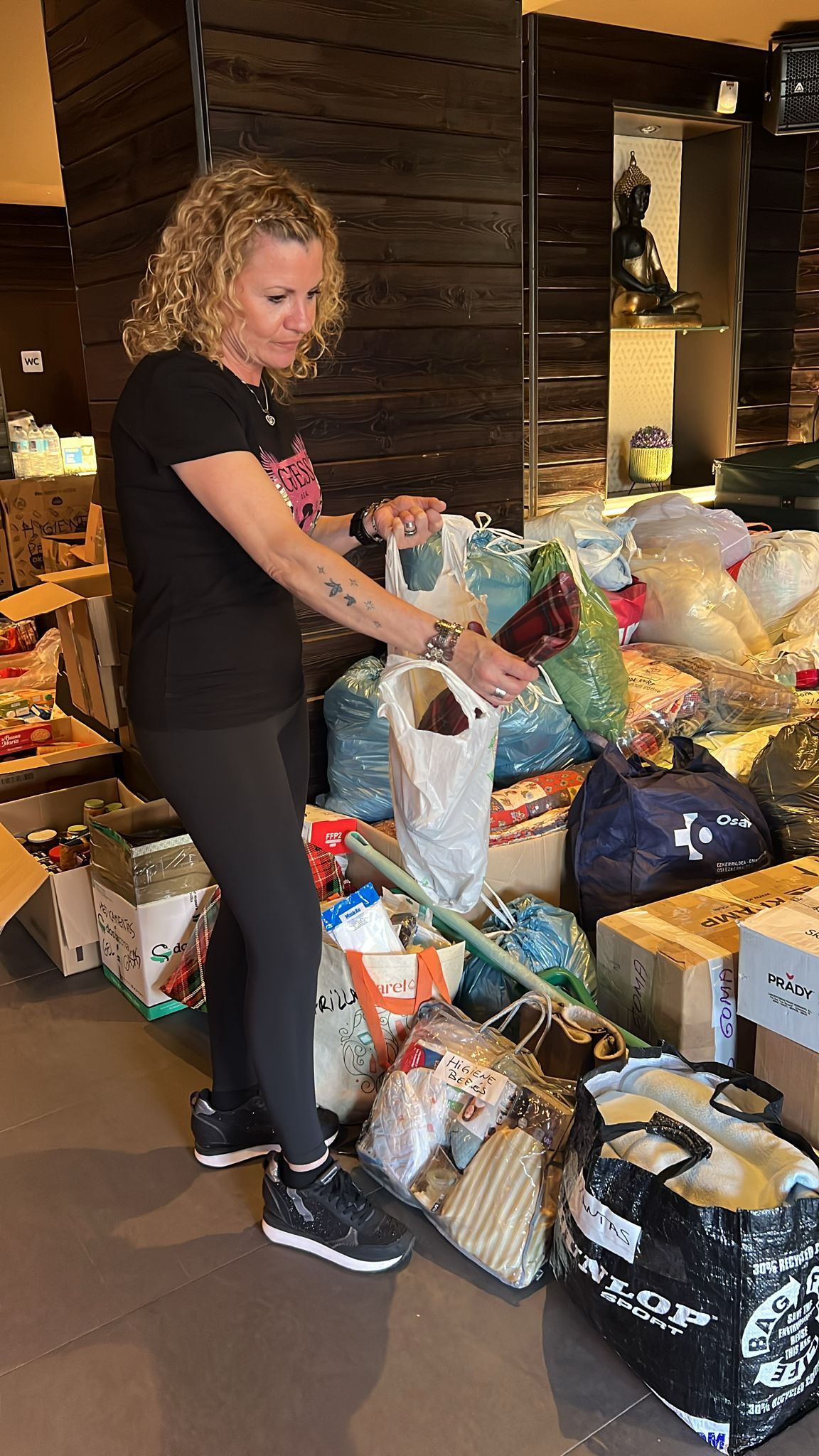 Bego Pardeiro, que trabaja en El Rinconcito, organiza la ayuda que va a salir desde Amurrio a Valencia.