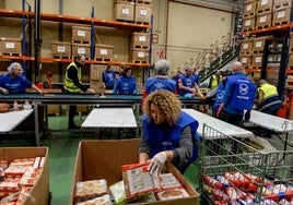 Voluntarios en el centro de Basauri.