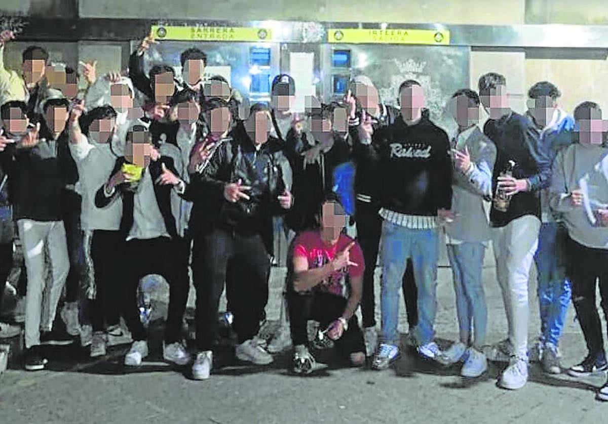 Fotografía de 'Les Derniers Salopards' (LDS), una de las bandas más activas, en una imagen que han colgado en las redes sociales.