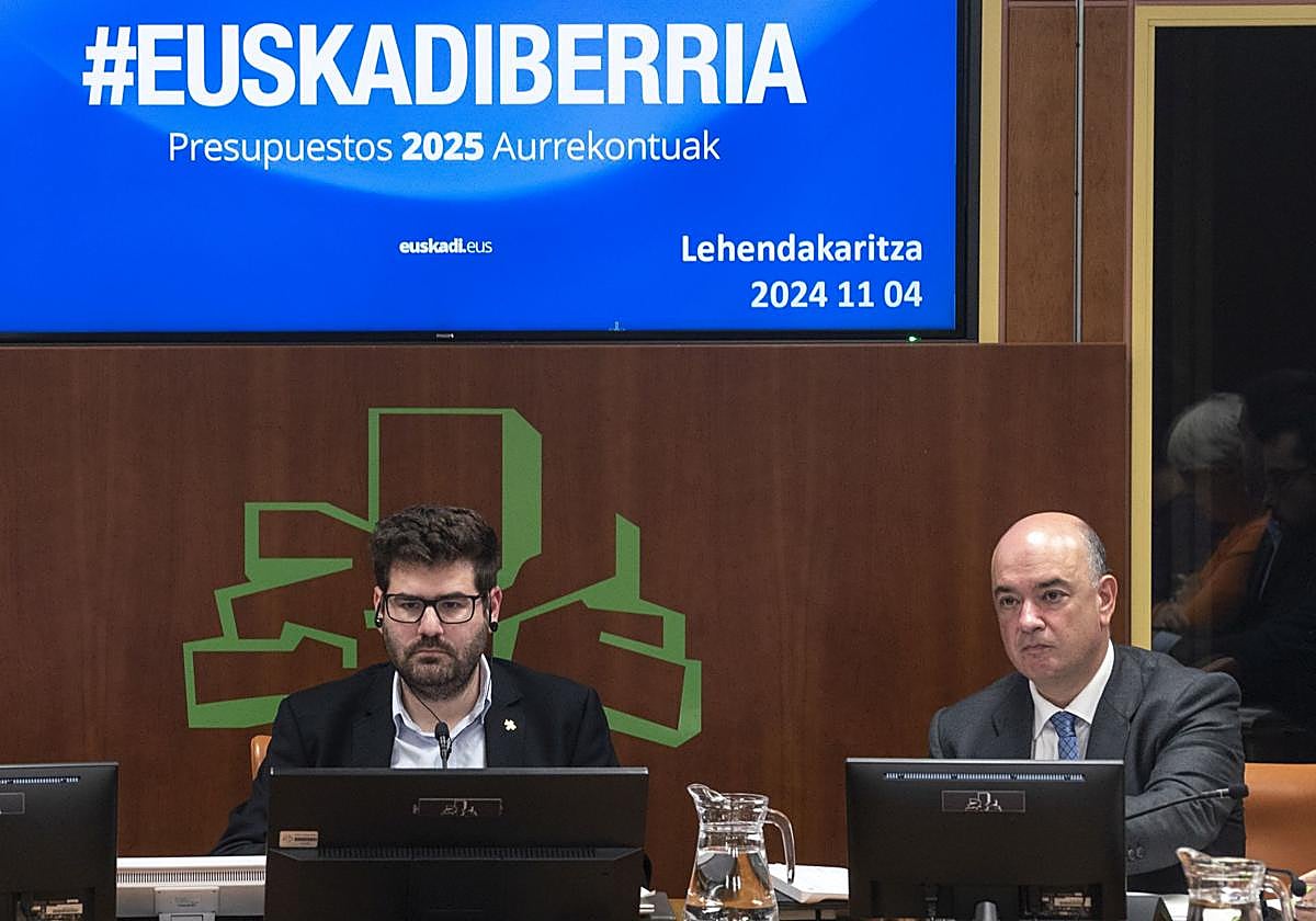 Mikel Iriondo (derecha), en la presentación del presupuesto de Lehendakaritza.