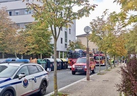 Los servicios de emergencia, en el exterior del inmueble donde se ha declarado el incendio.