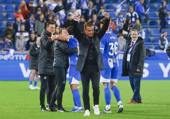 Luis García celebra con los brazos en alto la balsámica victoria ante el Mallorca con la que el equipo rompe la racha de cinco derrotas en cadena y consigue alejarse de los puestos de descenso.