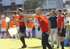 El técnico Gorka Moreno, durante el encuentro del domingo en Urritxe.