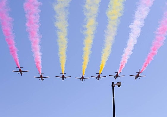La Patrulla Águila forma la bandera de España