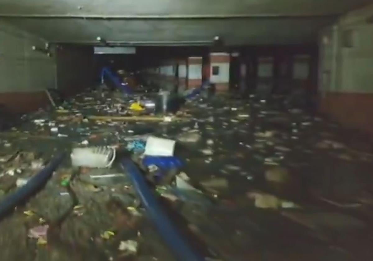 La entrada del aparcamiento tras los trabajos de achique.