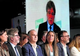 La dirección de Junts, con Puigdemont de forma telemática, en su congreso en octubre.