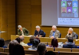 Raúl Montero, director de Tartalo, junto a los escritores Bernardo Atxaga, Juan Pedro Aparicio y José María Merino.