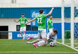 Adrián Rodríguez detiene un balón en un encuentro del filial en ibaia.