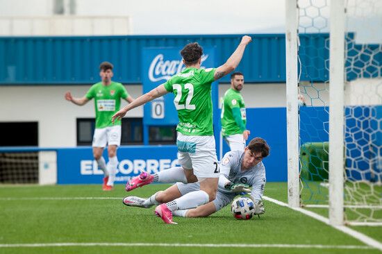 Adrián Rodríguez detiene un balón en un encuentro del filial en ibaia.