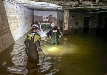 Los bomberos alaveses: «El agua está completamente turbia, la visibilidad es nula»