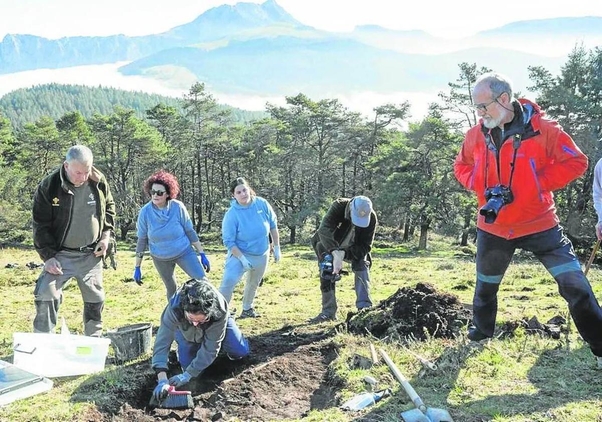 Trabajos de exhumación de los restos óseos hallados en Saibigain, 'el monte de la sangre