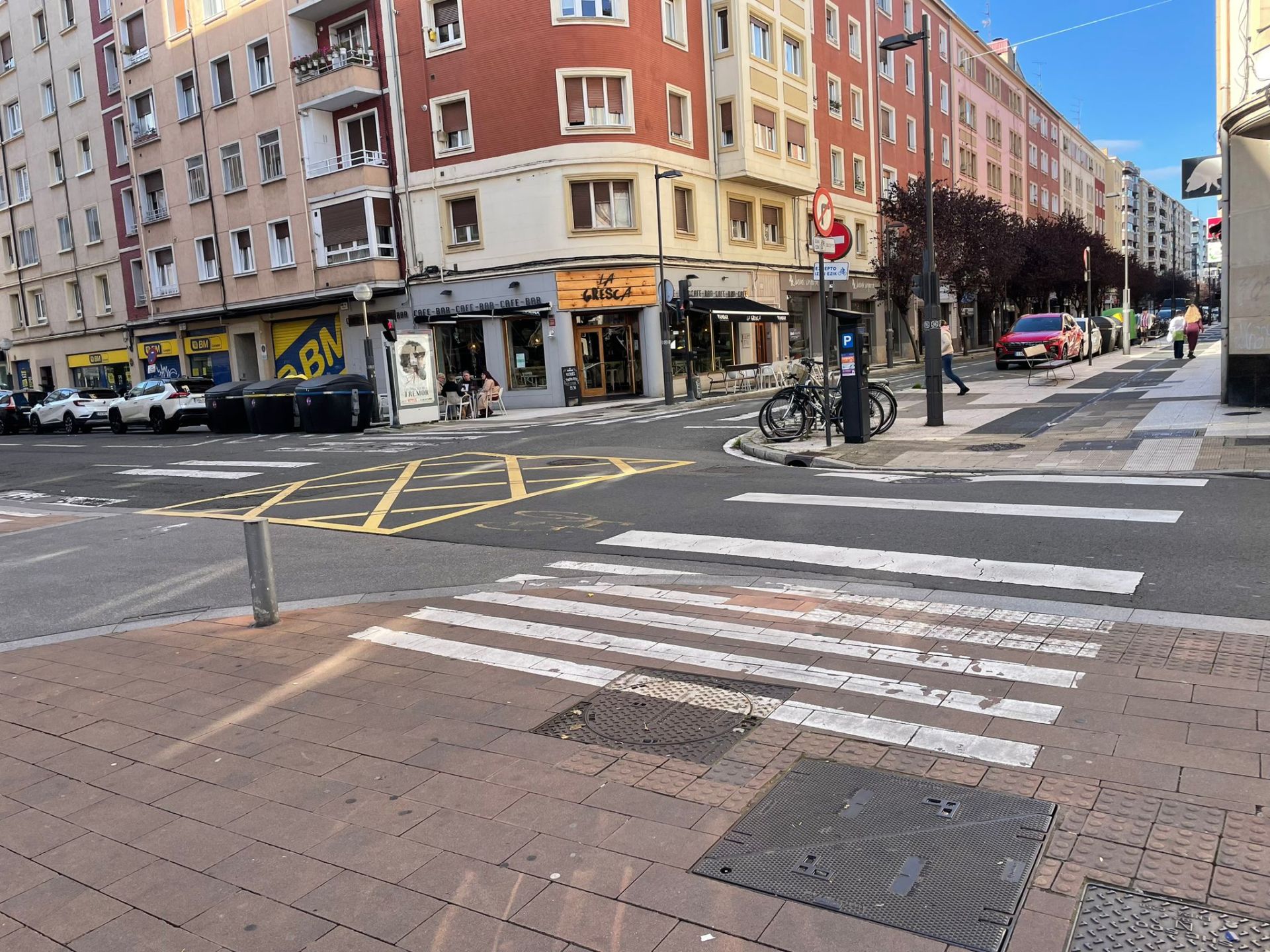 Intersección entre las calles Gorbea y Beato Tomás de Zumárraga tras la retirada de los bolardos.