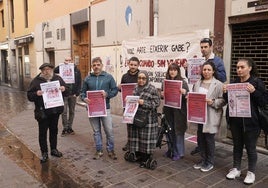 Algunas de las familias afectadas junto a representantes de los vecinos del Casco Viejo.