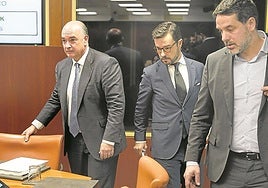 Los altos cargos de Lehendakaritza Iriondo, Caballero y Muñoa, ayer en el Parlamento vasco.