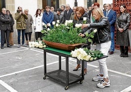 Acto en memoria de las víctimas junto al pebetero del Parlamento vasco.