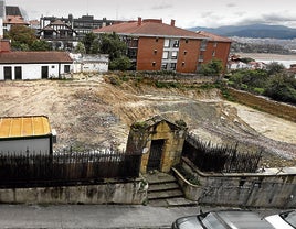 Vista del solar tras la demolición del palacete y donde está previsto construir 12 pisos de lujo.