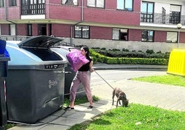 Una vecina de Sopela deposita residuos en un contenedor.