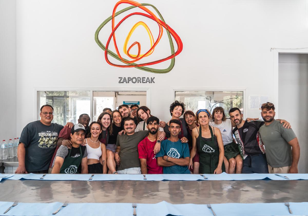 Voluntarios de Zaporeak en la isla de Lesbos.