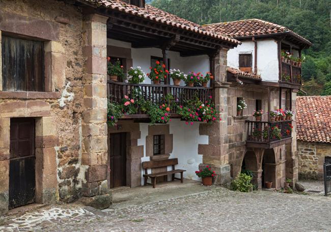 Casonas de típica arquitectura montañesa.