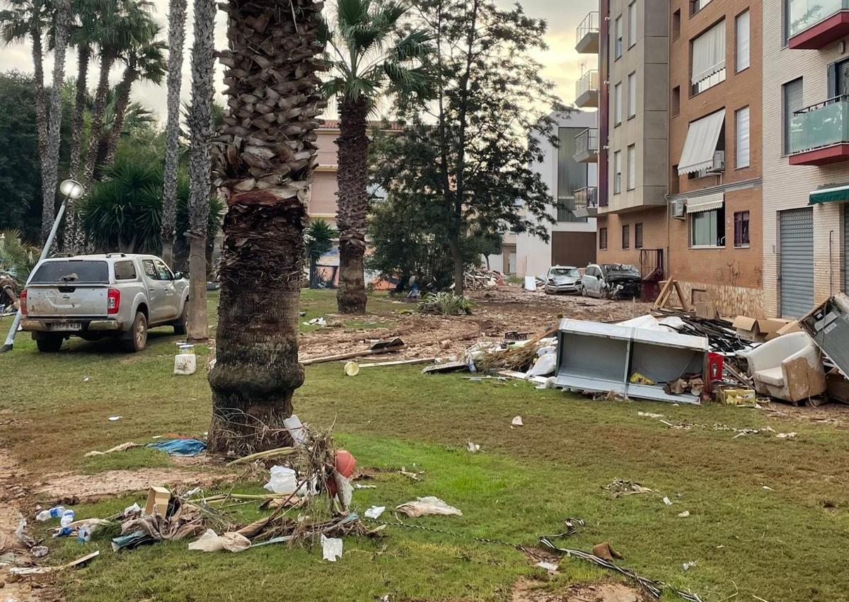 Imagen secundaria 1 - Aspecto que tenía esta mañana de miércoles la localidad valenciana de Massanassa. 