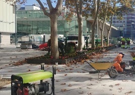 Últimos remates de la plaza situada junto a El Corte Inglés