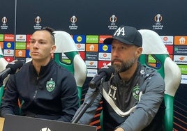 El futbolista sevillano 'Son' y el técnico del Ludogorets en la rueda de prensa de este miércoles.