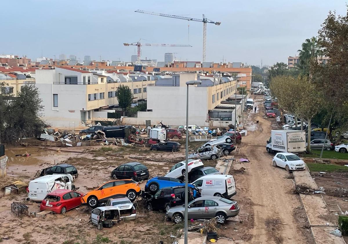 Imagen principal - Aspecto que tenía esta mañana de miércoles la localidad valenciana de Massanassa. 