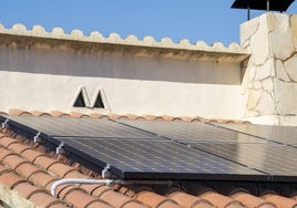Placas solares instaladas en una vivienda.