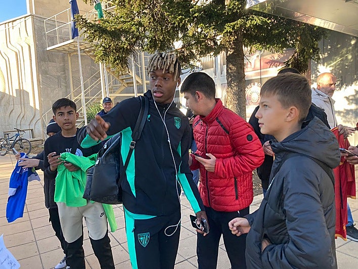 La emoción de los niños búlgaros por un autógrafo de Nico