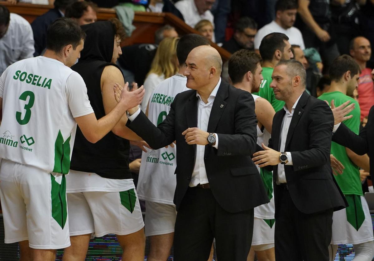 Jaume Ponsarnau y Javi Salgado saludan a los jugadores del Kutaisi.