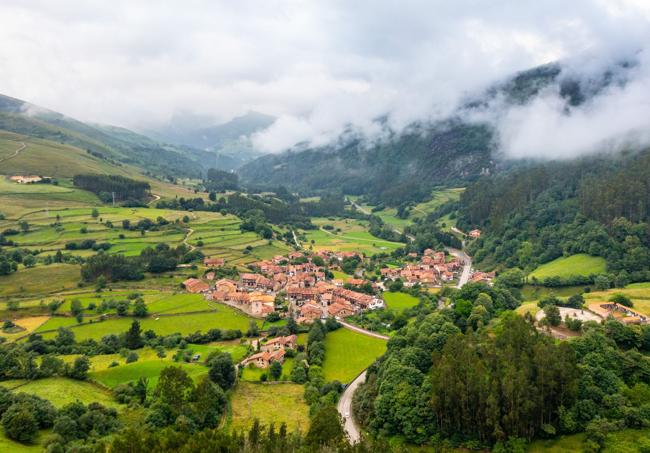 El caserío se encuentra rodeado de verdes prados y montes.