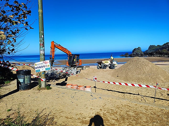 Vecinos y usuarios de la playa de Laga han convocado para el sábado una concentración contra las obras en el arenal.