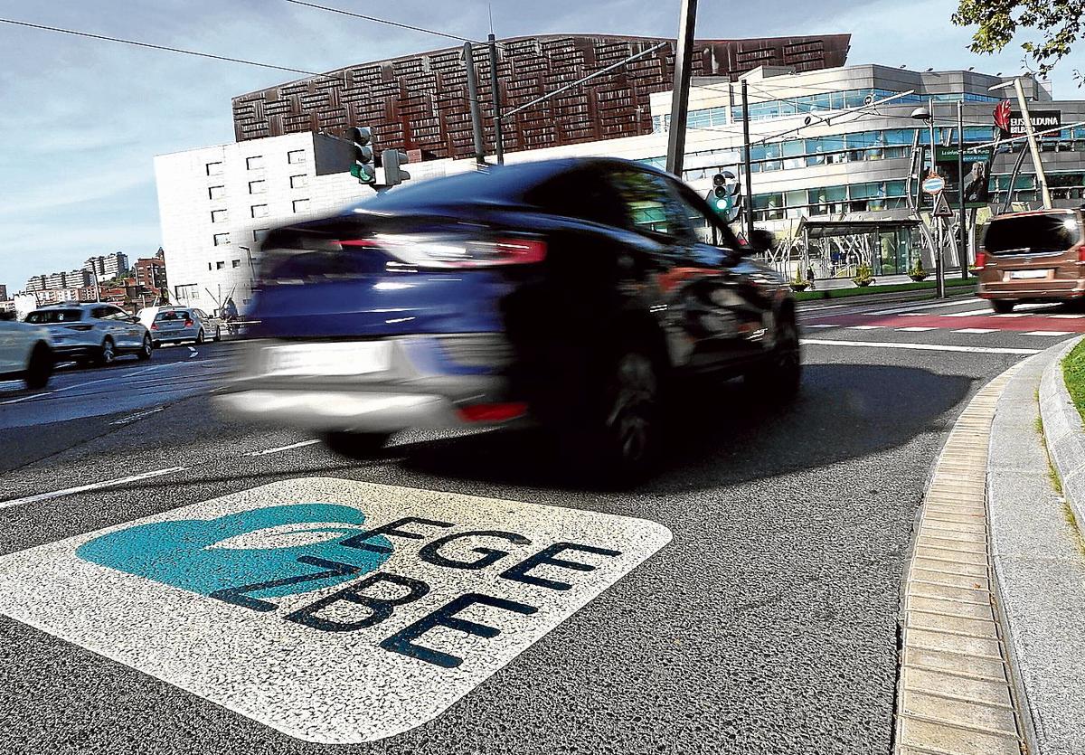 Bilbao prevé multar a mil coches al mes por entrar en la zona de bajas emisiones