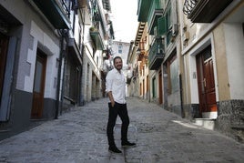 El escritor ondarrés Kirmen Uribe en el casco viejo de la localidad costera.