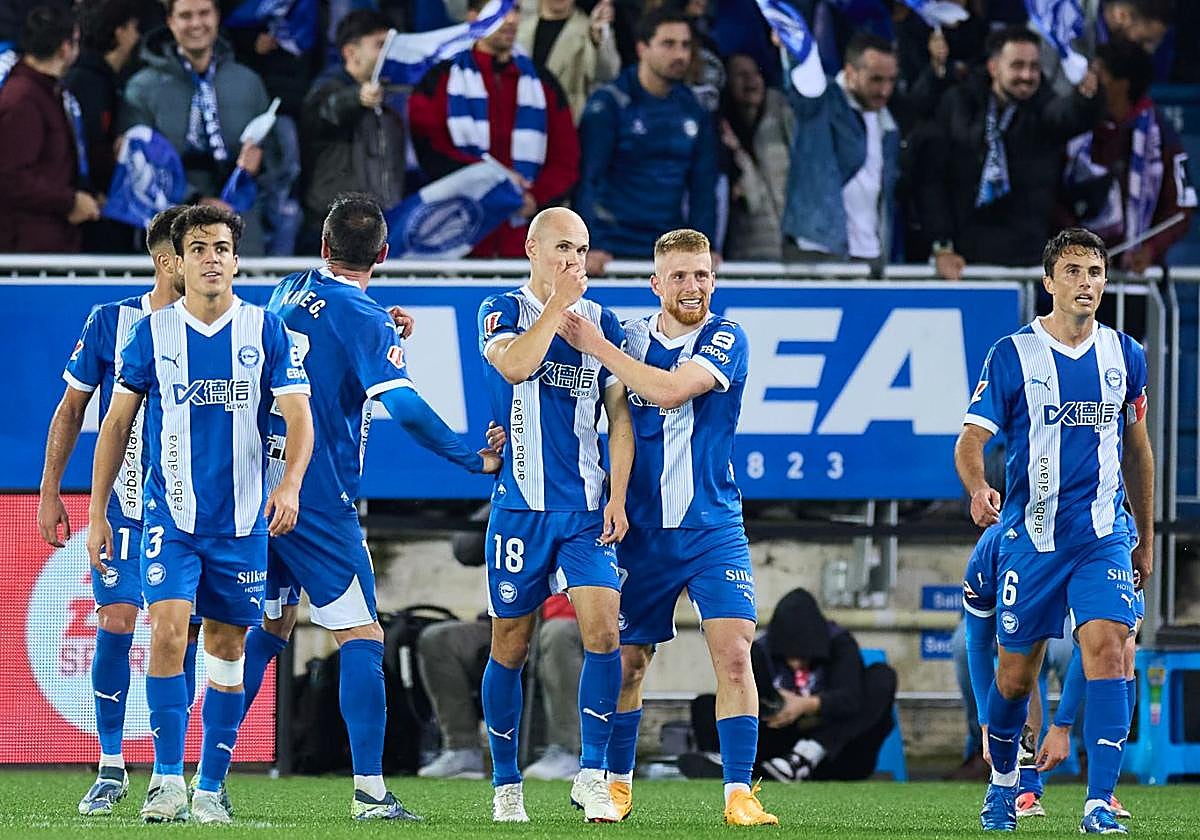 Los jugadores del Alavés celebran el gol de la victoria contra el Mallorca.