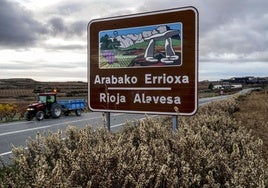 Vista de Labastida desde la carretera de entrada con el cartel que identifica la cuadrilla.